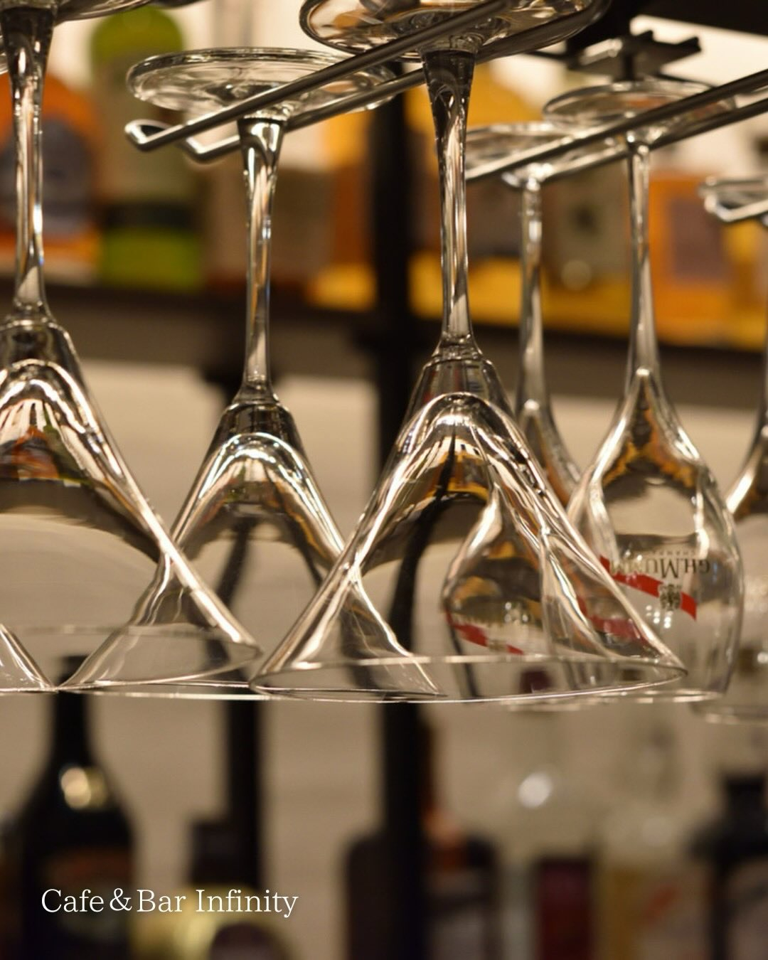 階段を降りた先にある、